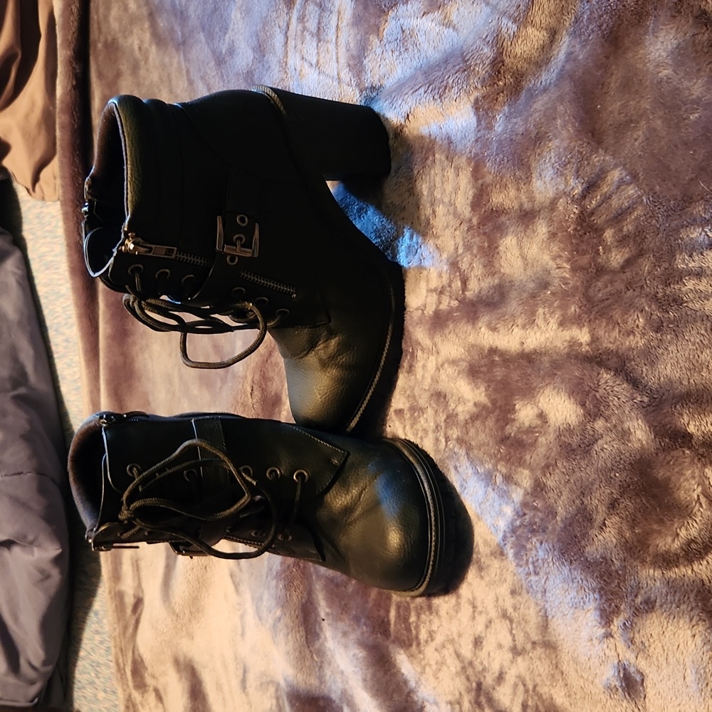 Torrid Side Zip Block Heel Ankle Boot Size 9 - image 1